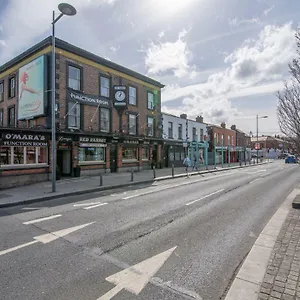 The Red Parrot Townhouse Apartment